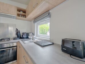 Cabinetry, Countertop, Eigentum, Spüle, Herd, Küchengerät, Küche, Sinken, Gebäude, Holz