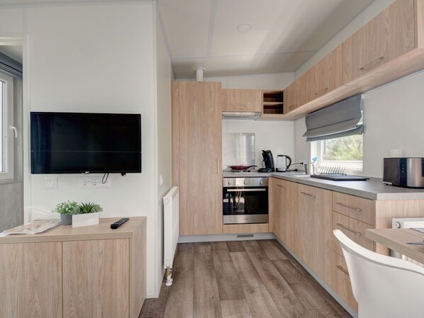 Cabinetry, Countertop, Kitchen Sink, Sink, Building, Wood, Kitchen, Interior Design, Home Appliance, Kitchen Stove