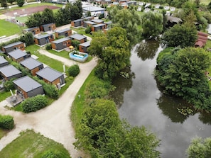 Wasser, Wasservorräte, Pflanze, Gebäude, Grün, Natürliche Landschaft, Baum, Vegetation, Urban Design, Wasserlauf