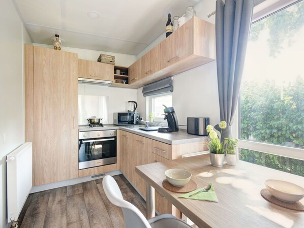 Cabinetry, Propriété, Meubles, Comptoir, Plante, Bois, Table, Cuisine, Fenêtre, Design Intérieur