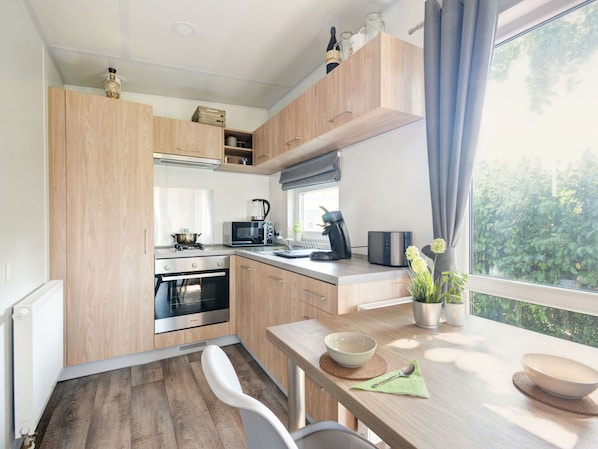 Cabinetry, Propriété, Meubles, Comptoir, Plante, Bois, Table, Cuisine, Fenêtre, Design Intérieur