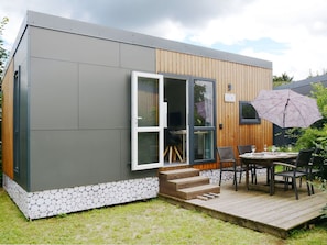 Himmel, Wolke, Gebäude, Pflanze, Schatten, Holz, Grundstueck, Interior Design, Fenster, Haus