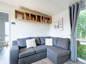 Möbel, Couch, Bilderrahmen, Rechteck, Holz, Interior Design, Wohnzimmer, Linie, Fussboden
