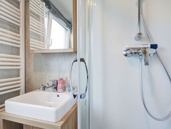 Robinet, Luminaire Plomberie, Fenêtre, Évier, Bâtiment, Salle De Bains, Tete De Douche, Douche, Lavabo