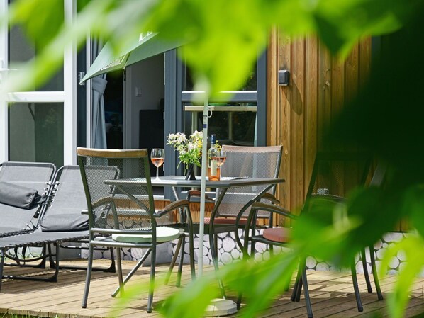Pflanze, Möbel, Tabelle, Grün, Stuhl, Holz, Gartenmöbel, Blumentopf, Veranda, Schatten
