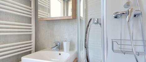 Robinet, Luminaire Plomberie, Miroir, Évier, Propriété, Lavabo, Salle De Bains, Bar De Douche, Bâtiment, Bois