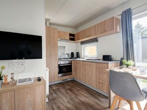 Cabinetry, Countertop, Möbel, Holz, Gebäude, Haushaltsgerät, Küche, Interior Design, Flooring, Fussboden