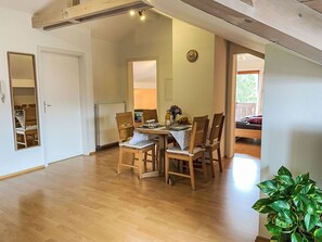 Eigentum, Möbel, Tabelle, Pflanze, Holz, Interior Design, Stuhl, Halle, Flooring, Fussboden