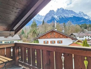 Himmel, Wolke, Eigentum, Gebäude, Holz, Berg, Fenster, Baum, Hütte, Veranda