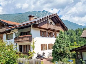 Wolke, Himmel, Pflanze, Gebäude, Fenster, Berg, Baum, Haus, Grundstueck, Wohngebiet