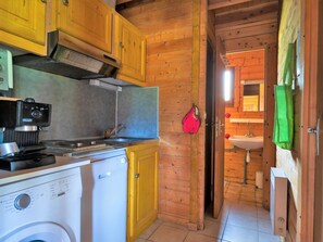 Cabinetry, Property, Countertop, Kitchen Appliance, Building, Kitchen, Wood, Kitchen Stove, Lighting, Interior Design