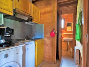 Cabinetry, Property, Countertop, Kitchen Appliance, Building, Kitchen, Wood, Kitchen Stove, Lighting, Interior Design
