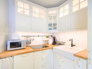Countertop, Cabinetry, Kitchen Sink, Property, Sink, Furniture, Kitchen, Tap, Drawer, Kitchen Stove