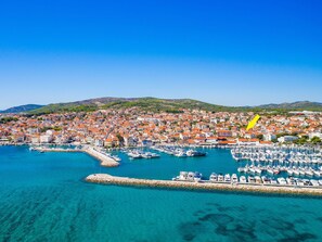 Water, Sky, Water Resources, Watercraft, Natural Landscape, Coastal And Oceanic Landforms, Boat, Mountain, Plant, Horizon