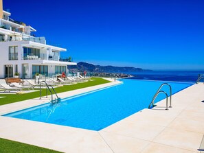 L'Eau, Ciel, Bâtiment, Piscine, Plante, Bleu, Bleu Azur, Mobilier De Jardin, Station Balnéaire, Fenêtre