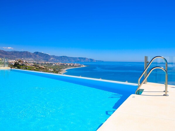 L'Eau, Ciel, Bleu, Bleu Azur, Piscine, Cotiers Et Relief Océaniques, Mobilier De Jardin, Station Balnéaire, Aqua, Horizon