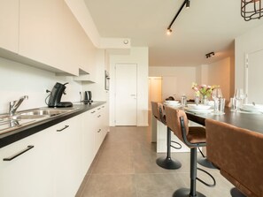 Cabinetry, Eigentum, Möbel, Countertop, Tabelle, Gebäude, Sinken, Holz, Küche, Beleuchtung
