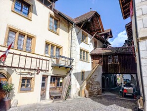 Gebäude, Himmel, Fenster, Pflanze, Blumentopf, Holz, Wohngebiet, Zimmerpflanze, Stadt