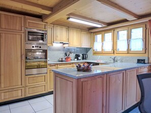 Cabinetry, Evier, Comptoir, Propriété, Robinet, Évier, Fenêtre, Cuisine, Appareil De Cuisine, Cuisinière