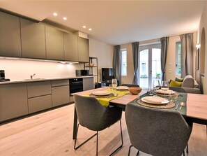 Möbel, Cabinetry, Tabelle, Countertop, Stuhl, Gebäude, Holz, Interior Design, Flooring, Küche