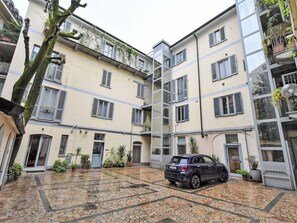 Auto, Gebäude, Fenster, Fahrzeug, Pflanze, Rad, Himmel, Die Architektur, Urban Design
