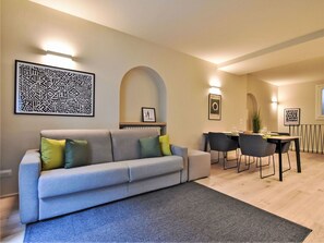 Eigentum, Möbel, Couch, Bilderrahmen, Wohnzimmer, Pflanze, Interior Design, Fussboden, Flooring, Dekoration