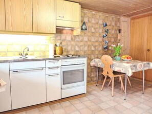 Cabinetry, Meubles, Comptoir, Appareil De Cuisine, Cuisine, Cuisinière, Bois, Bâtiment, Design Intérieur, Électroménager