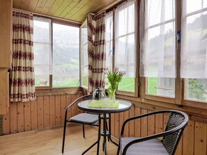 Table, Meubles, Plante, Propriété, Fenêtre, Bâtiment, Bois, Design Intérieur, Chaise, Ombre