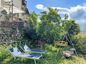 Pflanze, Wolke, Himmel, Pflanzengemeinschaft, Gebäude, Natürliche Landschaft, Gartenmöbel, Grundstueck, Vegetation, Baum