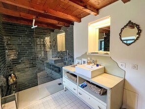 Eigentum, Spiegel, Gebäude, Holz, Beleuchtung, Interior Design, Fenster, Wohnzimmer, Fussboden, Tabelle