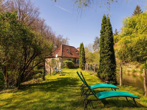 L'Eau, Plante, Propriété, Ciel, Piscine, Bleu Azur, Bâtiment, Herbe, Rectangle, Ombre