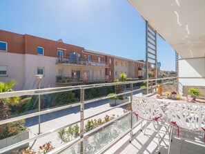 L'Eau, Plante, Propriété, Ciel, Piscine, Bleu Azur, Bâtiment, Herbe, Rectangle, Ombre