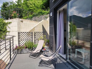 Plante, Ciel, Bâtiment, Ombre, Arbre, Design Urbain, Pot De Fleur, Chaise, Surface De La Route, Zone Résidentielle
