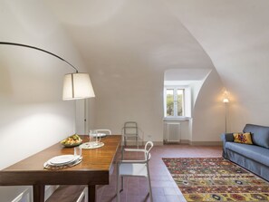 L'Eau, Plante, Propriété, Ciel, Piscine, Bleu Azur, Bâtiment, Herbe, Rectangle, Ombre