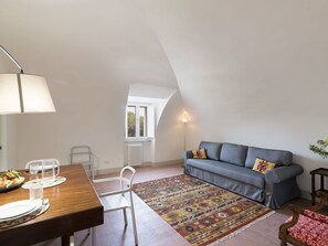 L'Eau, Plante, Propriété, Ciel, Piscine, Bleu Azur, Bâtiment, Herbe, Rectangle, Ombre