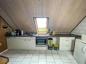 Cabinetry, Propriété, Evier, Comptoir, Robinet, Évier, Bâtiment, Cuisine, Cuisinière, Bois