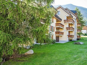 Pflanze, Gebäude, Fenster, Natürliche Landschaft, Baum, Haus, Vegetation, Grundstueck, Gras, Veranda