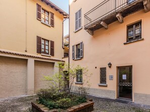Möbel, Eigentum, Cabinetry, Komfort, Fenster, Gebäude, Spiegel, Holz, Bettrahmen, Bett