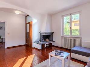 Table, Canapé, Bois, Bâtiment, Fenêtre, Salon, Sol, Sol, Télévision, Dur