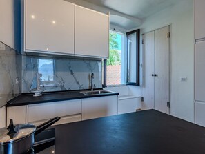 Cabinetry, Comptoir, Evier, Propriété, Évier, Robinet, Bâtiment, Cuisine, Cuisinière, Bois