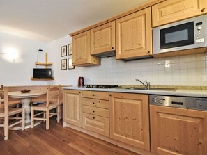 Cabinetry, Comptoir, Meubles, Propriété, Cuisine, Bois, Éclairage, Design Intérieur, Sol, Tiroir
