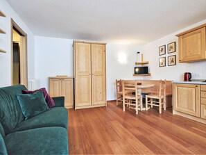 Meubles, Cabinetry, Bois, Design Intérieur, Table, Bâtiment, Salon, Sol, Confort, Tiroir