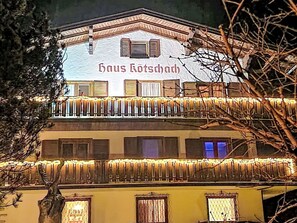 Fenster, Gebäude, Baum, Linie, Elektrizität, Wohngebiet, Materialeigenschaft, Grundeigentum, Stadt