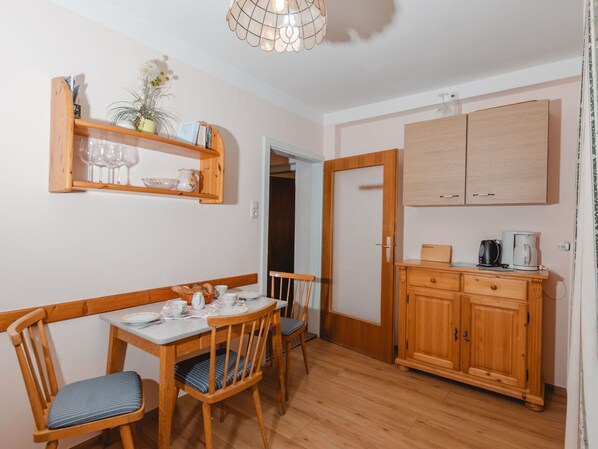 Möbel, Eigentum, Cabinetry, Weiss, Tabelle, Holz, Stuhl, Interior Design, Beleuchtung, Fussboden