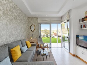 Nuage, Ciel, Plante, Bâtiment, Fenêtre, Lot Terre, Maison, Herbe, Porte, Arbre