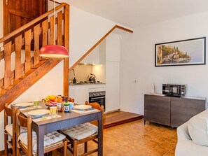 Nuage, Ciel, Plante, Bâtiment, Fenêtre, Lot Terre, Maison, Herbe, Porte, Arbre