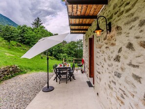 Plante, Propriété, Ciel, Nuage, Vert, Feuille, Bâtiment, Ombre, Table, Arbre