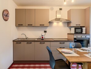 Cabinetry, Comptoir, Propriété, Meubles, Evier, Évier, Cuisine, Appareil De Cuisine, Électroménager, Cuisinière