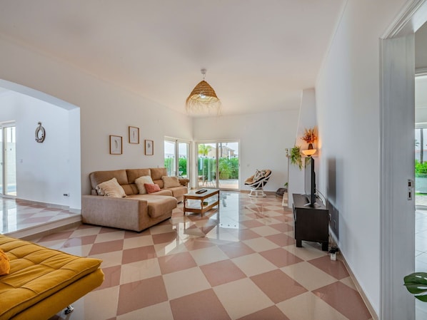 Sol, Sol, Design IntĂ©rieur, Meubles, Plafond, Ăclairage, Chaise, PiĂšce, Salon