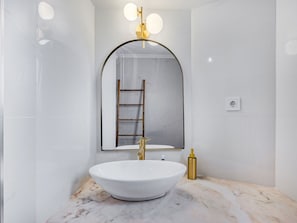 Design IntĂ©rieur, Miroir, Luminaire Plomberie, Ăclairage, Plomberie, Luminaire, Salle De Bains, Robinet, Tuile, MatĂ©riau Naturel